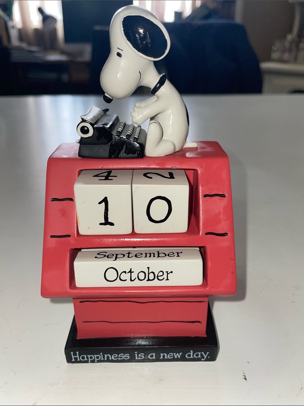 Hallmark  Peanuts Snoopy Happiness is a new day calendar figurine